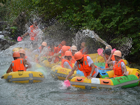 緩流區潑水嬉戲