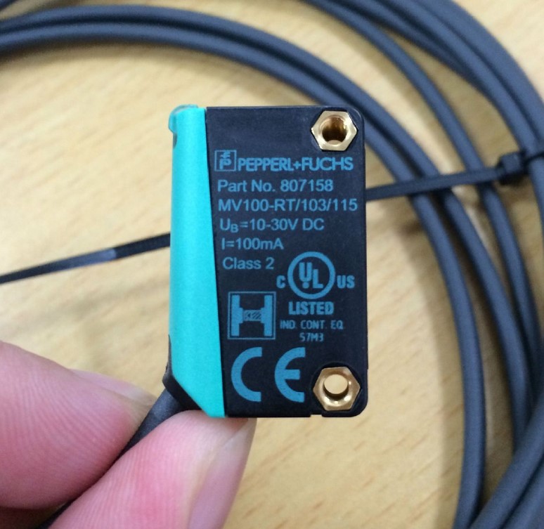 電容器介電介質位置發生變化，導致電容器的容量變化