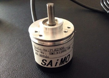 速度傳感器的加速工作原理，將加速度轉化成電壓輸出